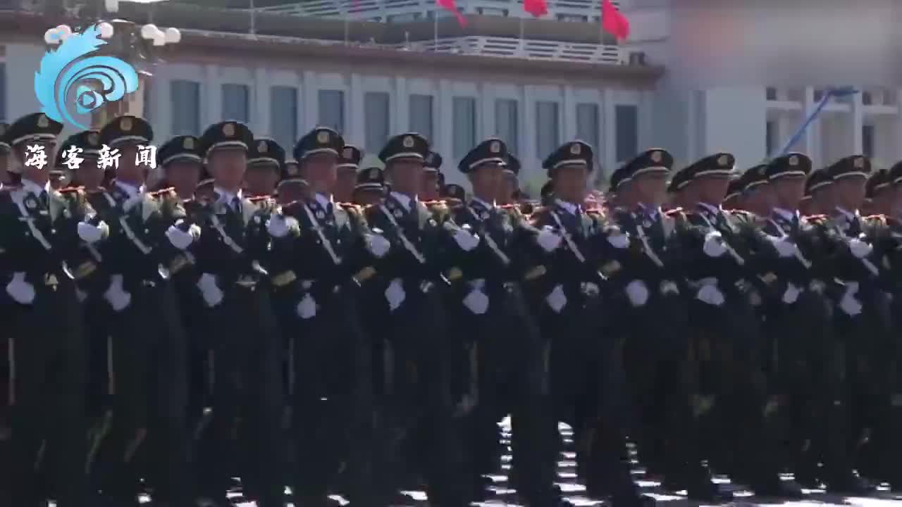 1分钟回顾九三阅兵震撼画面1. 开场画面，庄严的阅兵场，伴随着雄壮的军乐声，习近平主席乘坐检阅车驶出天安门，检阅三军将士。整个画面充满了庄重和威严的气氛。